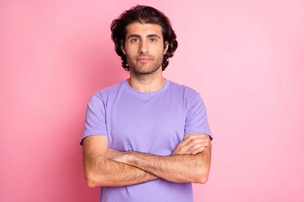 Foto di grave giovane uomo braccia incrociate sguardo fiducioso indossare viola t-shirt isolata su sfondo di colore rosa — Foto Stock