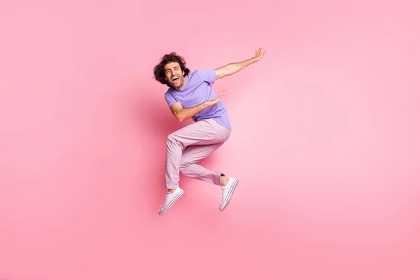 Πλήρης φωτογραφία του σώματος του χαρούμενη ενεργό κομψό καστανά μαλλιά bristled νεαρός άνδρας άλμα αέρα ευτυχισμένη πώληση απομονώνονται σε λάμψη ροζ χρώμα φόντο — Φωτογραφία Αρχείου