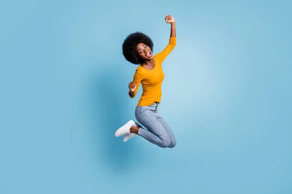 Foto retrato comprimento total da menina alegre pulando para cima celebrando a vitória isolada no fundo de cor azul pastel — Fotografia de Stock