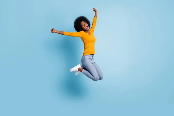 Foto retrato corpo inteiro da menina animado comemorando saltar isolado no fundo de cor azul pastel — Fotografia de Stock