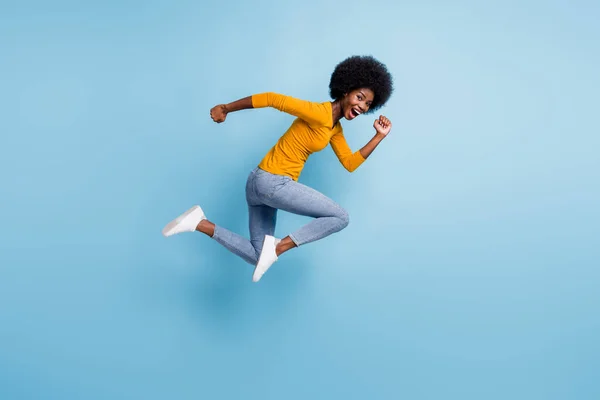 Foto retrato em tamanho real da menina ativa correndo no ar isolado no fundo de cor azul pastel — Fotografia de Stock