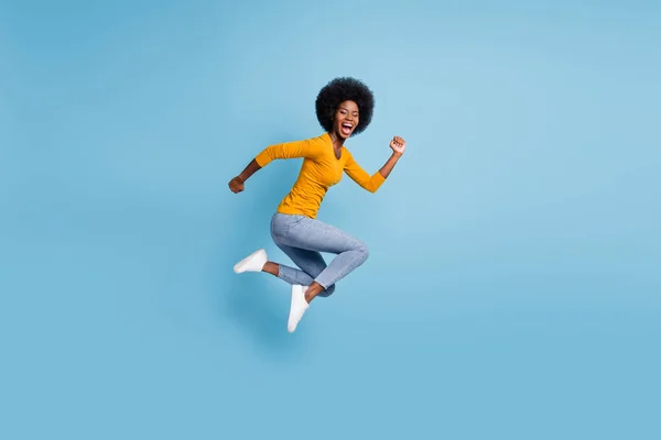 Foto retrato em tamanho real de mulher correndo pulando isolado no fundo de cor azul pastel — Fotografia de Stock