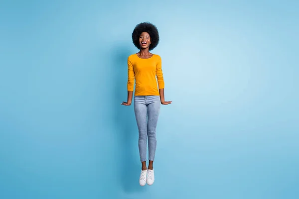 Foto retrato cuerpo completo de la mujer saltando hacia arriba aislado sobre fondo de color azul pastel —  Fotos de Stock