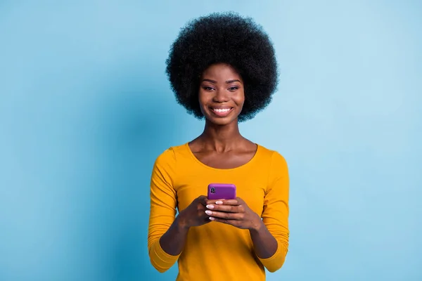 Foto portret van mooie vrolijke zwarte huid meisje met behulp van sociale media geïsoleerd op levendige blauwe kleur achtergrond — Stockfoto