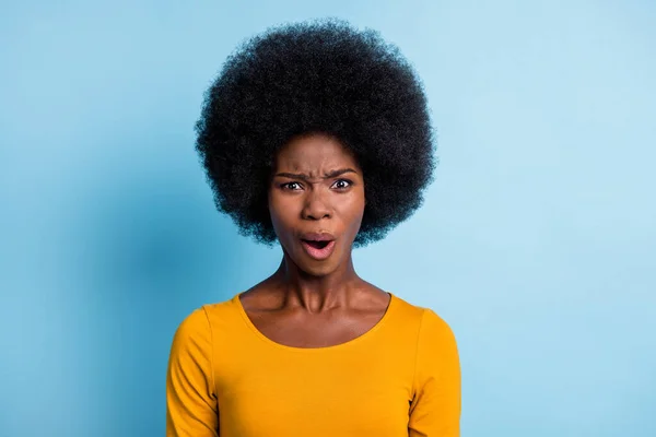 Foto retrato de niña enojada irritada de piel negra gritando con la cara loca aislada sobre un fondo de color azul vibrante —  Fotos de Stock