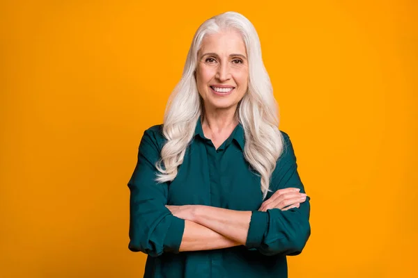かなり陽気な白い髪のおばあちゃんの女性の手を保持する責任ある最高経営責任者(CEO)は緑のシャツを着用独立した明るい黄色の背景 — ストック写真