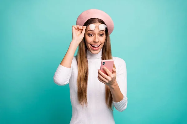 멋진 충격을 받은 여성의 사진, 전화 쿨러 인터넷 연결을 보유하고 있으며 유행하는 안경을 벗고 있는 여성의 사진에는 분홍빛 버넷 모자를 쓰고 있다. — 스톡 사진