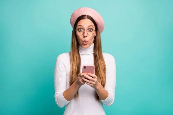 No Photo of attractive shocked lady hold phone read new post comentarios negativos wear specs modern pink boet cap white turtleneck isolated bright teal color background —  Fotos de Stock