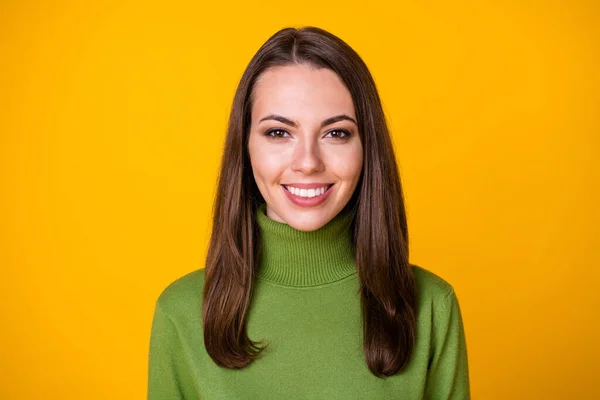 Närbild porträtt av attraktiv glad flicka bär grön varm pullover isolerad över ljust gul färg bakgrund — Stockfoto