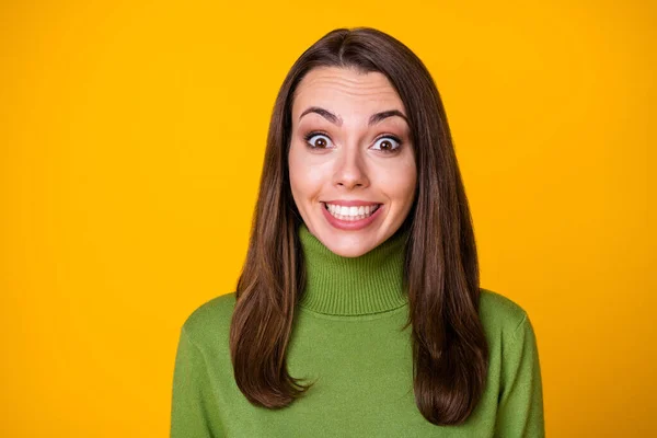 Close-up retrato de menina feliz alegre muito engraçado tem grande desconto de venda de notícias isolado sobre fundo de cor amarela brilhante — Fotografia de Stock