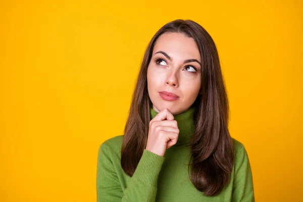 Primer plano retrato de chica bastante inteligente desconcertado toma de decisión copia espacio aislado sobre brillo amarillo color fondo — Foto de Stock