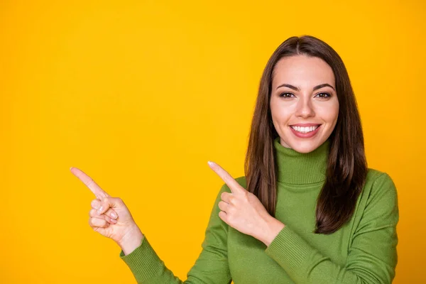 Detailní-up portrét docela sebevědomé veselá dívka ukazující dva prsty stranou kopírovat prostor reklama izolované jasně žluté barvy pozadí — Stock fotografie