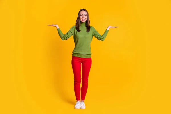 Vista completa del tamaño del cuerpo de la chica bastante alegre sosteniendo en palmeras espacio de copia aislado sobre fondo de color amarillo brillante — Foto de Stock