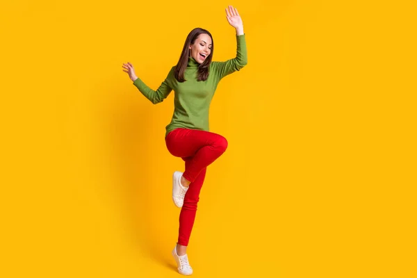 Longitud completa cuerpo tamaño vista de agradable descuidado alegre chica saltando divertirse bailando tiempo libre aislado brillante vibrante color amarillo fondo —  Fotos de Stock