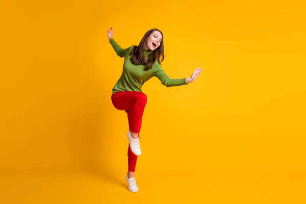 Full längd kroppsstorlek bild av ganska extatisk överlycklig glad glad glad flicka hoppa ha kul dans isolerad ljus gul färg bakgrund — Stockfoto