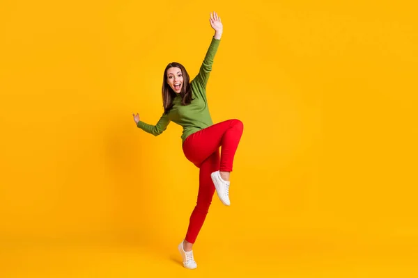 Comprimento total do corpo tamanho vista de atraente alegre alegre menina pulando se divertindo dançando isolado cor amarela brilhante fundo — Fotografia de Stock