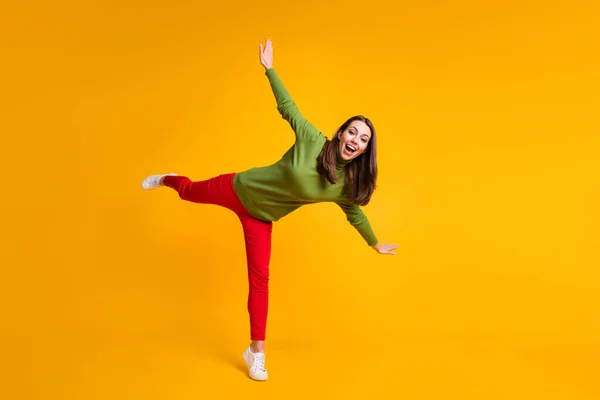 Longitud completa vista del tamaño del cuerpo de la chica alegre alegre agradable saltando divertirse aislado sobre fondo de color amarillo brillante —  Fotos de Stock