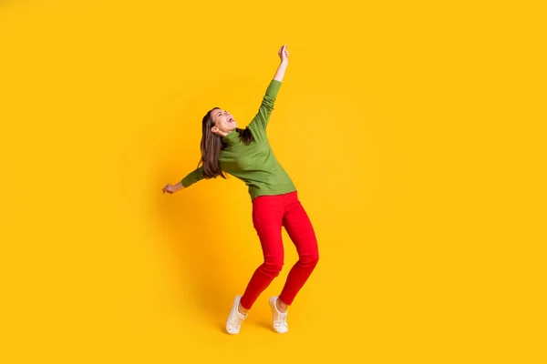 Longitud completa vista del tamaño del cuerpo de la atractiva chica alegre saltando bailando teniendo diversión aislado color amarillo brillante fondo —  Fotos de Stock