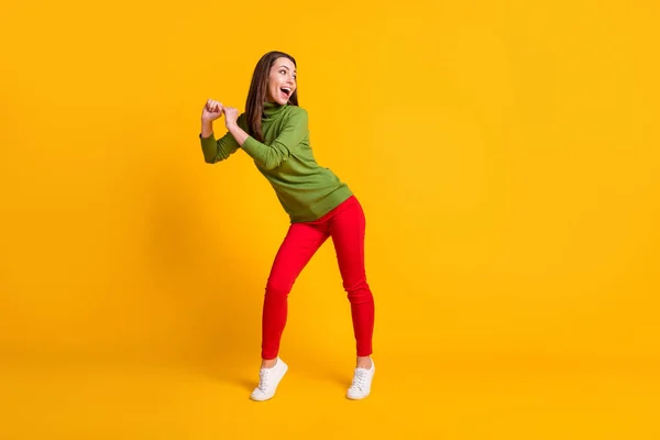 Comprimento total tamanho do corpo vista de atraente menina alegre funky dança festa tempo isolado cor amarela brilhante fundo — Fotografia de Stock