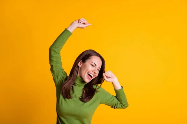 Photo of funky lady raise arms jó hangulat party kopás zöld pulóver pulóver izolált sárga szín háttér — Stock Fotó