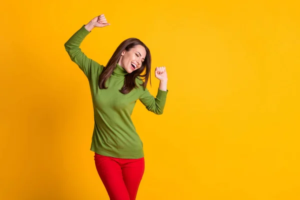 Φωτογραφία από funky κυρία αυξήσει τα χέρια καλή διάθεση κόμμα φορούν πράσινο πουλόβερ κόκκινο παντελόνι απομονωμένο κίτρινο χρώμα φόντο — Φωτογραφία Αρχείου