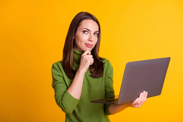 Foto de atractiva dama mantenga portátil trabajador inteligente persona pensando usar suéter verde aislado color amarillo fondo —  Fotos de Stock