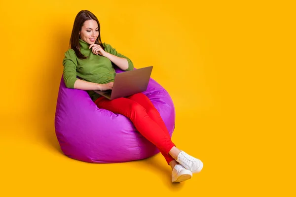 Foto de tamaño completo de señora freelancer sentarse comodidad frijol bolso trabajo portátil usar pantalones de suéter zapatos aislados de color amarillo de fondo —  Fotos de Stock