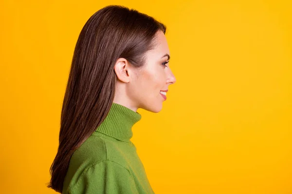 Perfil foto de senhora bonita bom humor olhar vazio espaço desgaste casual verde suéter isolado amarelo cor fundo — Fotografia de Stock