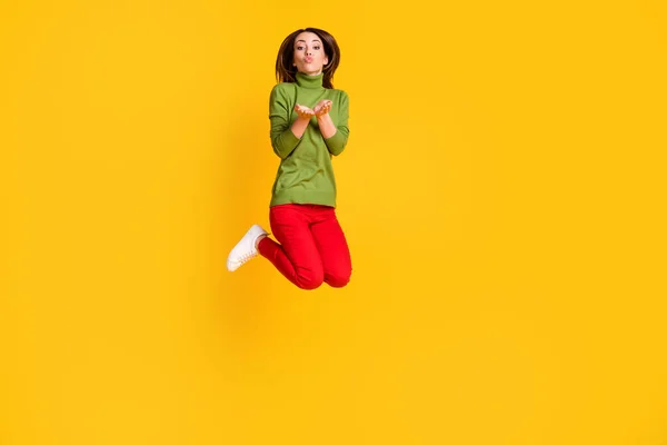 Güzel bayanın tam vücut fotoğrafı yükseğe zıpla hava öpücüğü gönder avuçlarını aç izole sarı renkli arka plan — Stok fotoğraf