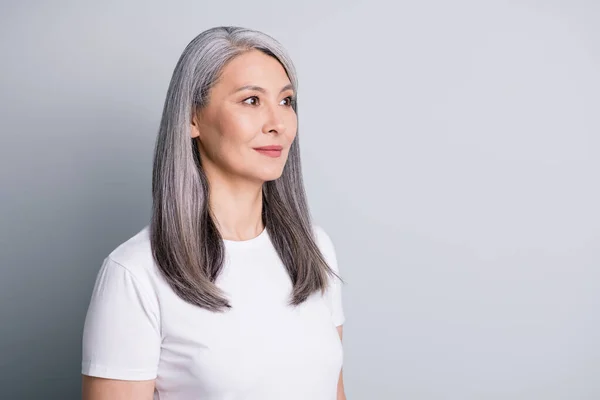 Foto de perfil de la abuela pensionista mirada espacio vacío desgaste camiseta blanca aislado fondo de color gris —  Fotos de Stock