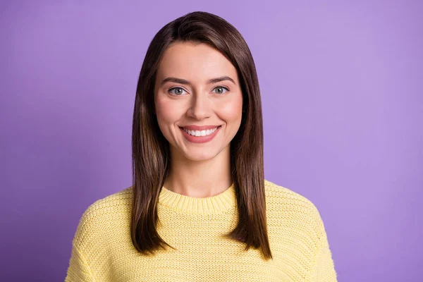 Foto ritratto di giovane bella ragazza bruna sorridente indossa casual maglia maglione giallo sorridente isolato su sfondo viola colore brillante — Foto Stock
