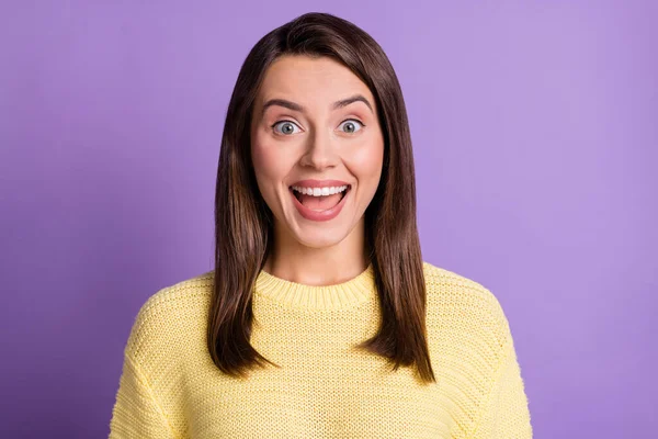 Retrato fotográfico de una estudiante sorprendida vestida con atuendo casual sonriendo aislada sobre fondo púrpura de color brillante — Foto de Stock