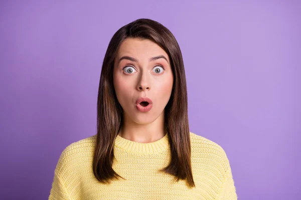 Foto retrato de la preocupada chica morena asombrada con la boca abierta usando suéter amarillo aislado sobre fondo de color púrpura brillante —  Fotos de Stock