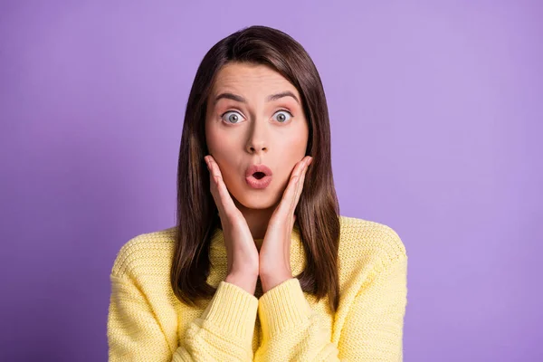 Retrato fotográfico de la sorprendida chica perturbada mirando con la boca abierta tocando la cara con ambas manos aisladas sobre un fondo púrpura de color brillante —  Fotos de Stock