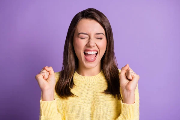 Foto portret van geschokt gelukkig meisje schreeuwen luid met gesloten ogen houden handen in de buurt van schouders geïsoleerd op levendige paarse kleur achtergrond — Stockfoto