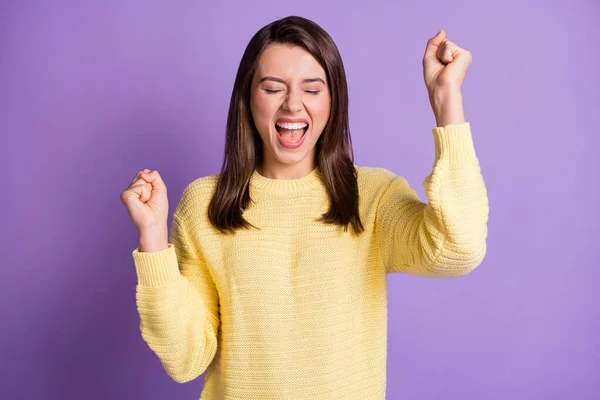 Foto portret van onder de indruk gelukkig brunette schreeuwen luid met gesloten ogen gebaren als een winnaar geïsoleerd op levendige paarse kleur achtergrond — Stockfoto