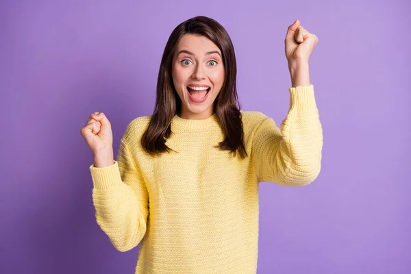 Foto retrato de impressionado feliz morena olhando gritando alto mantendo as mãos como vencedor isolado em vibrante cor roxa fundo — Fotografia de Stock