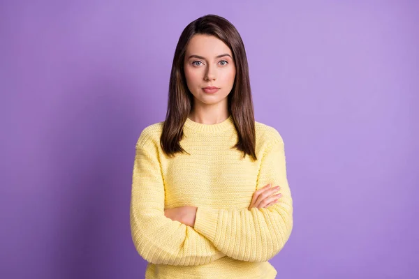 Foto ritratto di giovane calma bella ragazza con gravi mani incrociate volto indossare maglione giallo isolato su vibrante sfondo di colore viola — Foto Stock