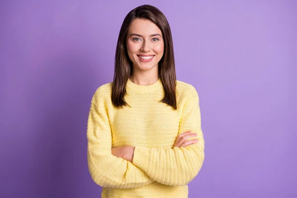 Foto porträtt av ung glad söt flicka ler med korsade händer bär gula kläder isolerad på pulserande violett bakgrund — Stockfoto