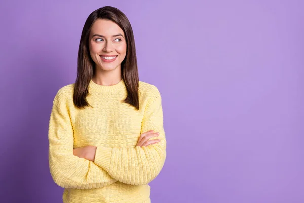 Foto portret van jong mooi meisje glimlachend met gekruiste handen dragen van gele outfit kijken naar copyspace geïsoleerd op levendige violette achtergrond — Stockfoto