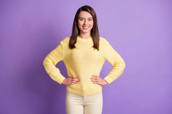 Foto retrato de jovem mulher em pé em linha reta com as mãos na cintura sorrindo isolado no fundo colorido roxo vívido — Fotografia de Stock