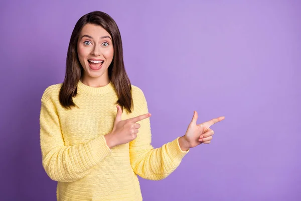 Kuva muotokuva innoissaan tyttö osoittaa kaksi sormea tyhjää tilaa eristetty eloisa violetti värillinen tausta — kuvapankkivalokuva