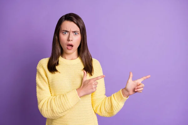 Foto retrato de mulher chateada apontando dois dedos para copyspace isolado em fundo colorido roxo vívido — Fotografia de Stock