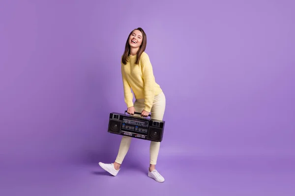 Full length body size φωτογραφία του funky κορίτσι κρατώντας ρετρό boombox φορώντας casual ρούχα χαμογελώντας απομονώνονται σε φωτεινό πορφυρό φόντο χρώμα — Φωτογραφία Αρχείου