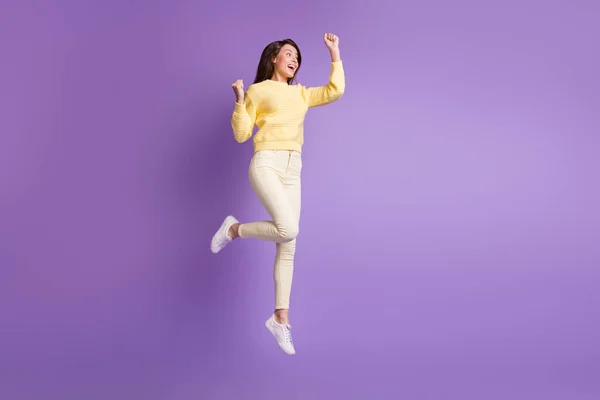 Foto ritratto vista corpo pieno di celebrare donna che salta su tenendo pugni alto isolato su sfondo di colore viola brillante — Foto Stock