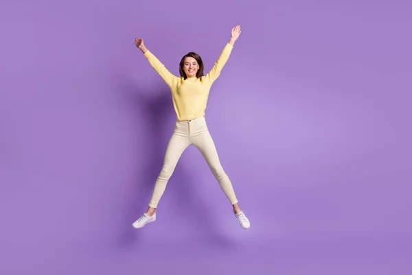 Foto portret volledig lichaam uitzicht van meisje spreiden armen benen als ster springen omhoog geïsoleerd op helder paars gekleurde achtergrond — Stockfoto