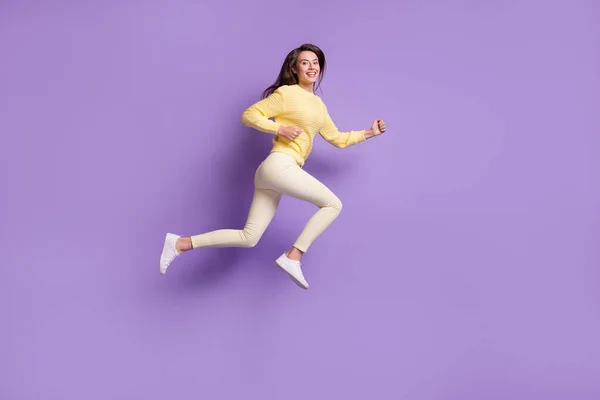 Retrato fotográfico de mujer corriendo sonriendo saltando aislada sobre fondo de color púrpura brillante —  Fotos de Stock