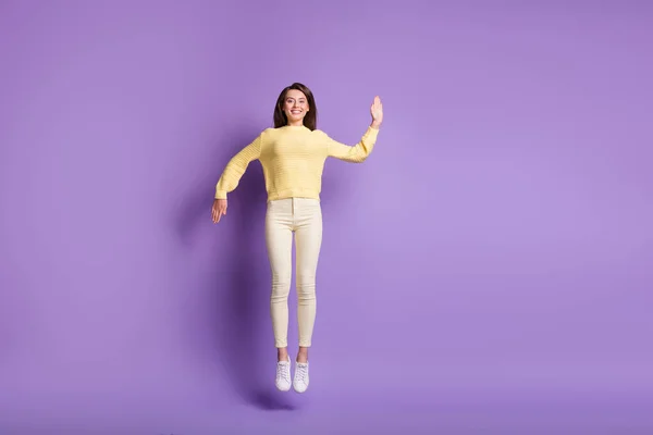 Foto porträtt helkroppsbild av kvinna hoppar upp gör robot flyttar isolerad på levande violett färgad bakgrund — Stockfoto