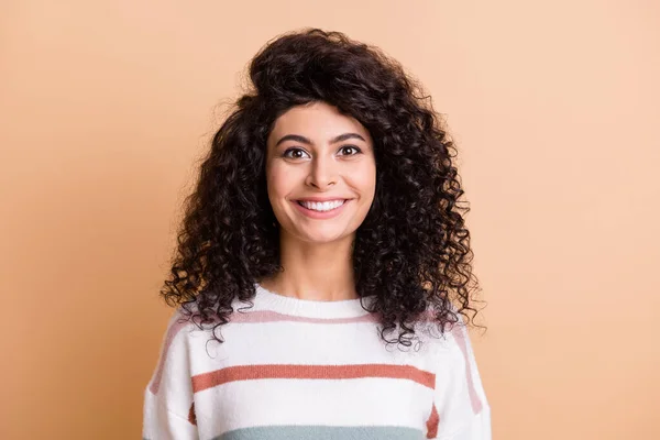 Фото молодої привабливої дівчини латинського коричневого волосся щаслива позитивна посмішка ізольована на бежевому кольоровому фоні — стокове фото