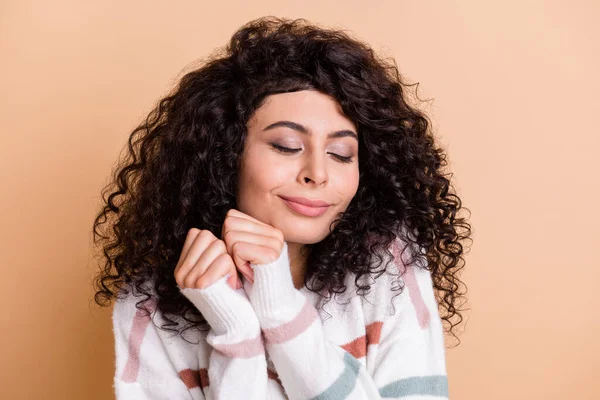 Foto de jovem atraente encantadora mulher hispânica feliz sonho positivo desfrutar de conforto isolado sobre fundo de cor bege — Fotografia de Stock